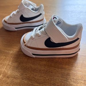 Like new baby Nikes size 2C